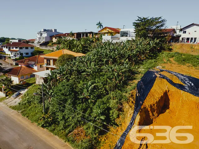 LOTE COM 830m² À VENDA, NO BAIRRO ANITA GARIBALDI,