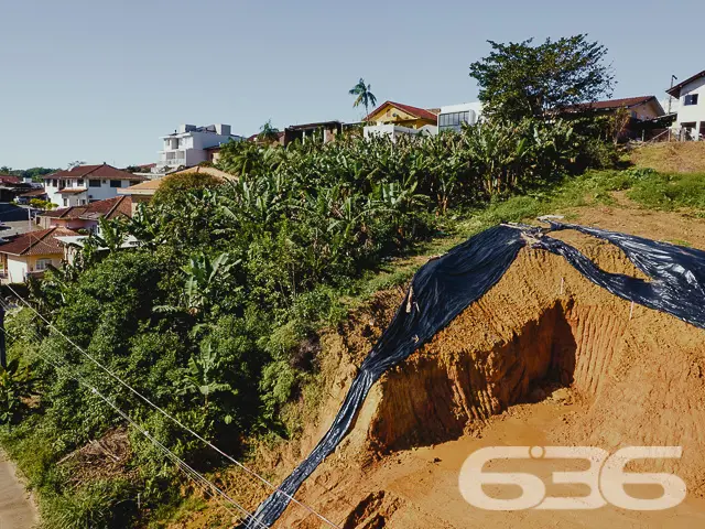 LOTE COM 830m² À VENDA, NO BAIRRO ANITA GARIBALDI,