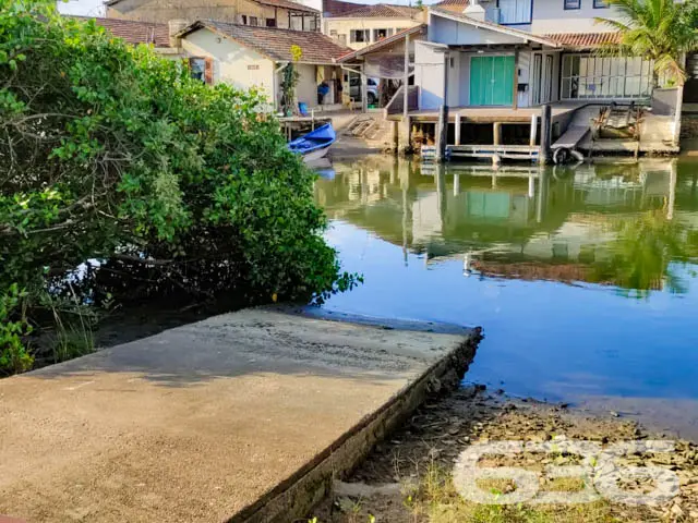 RESIDÊNCIA COM 2 QUARTOS NO CENTRO DE BALNEÁRIO BA