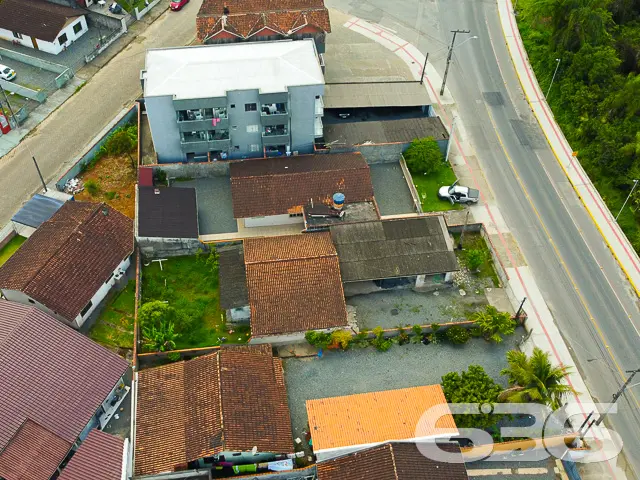 Terreno com topografia plana e regular, o que faci