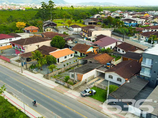 Terreno com topografia plana e regular, o que faci