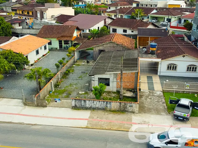 Terreno com topografia plana e regular, o que faci