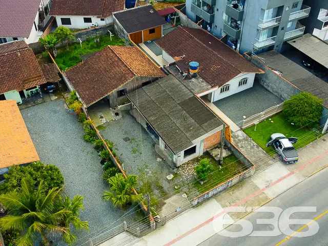 Terreno com topografia plana e regular, o que faci