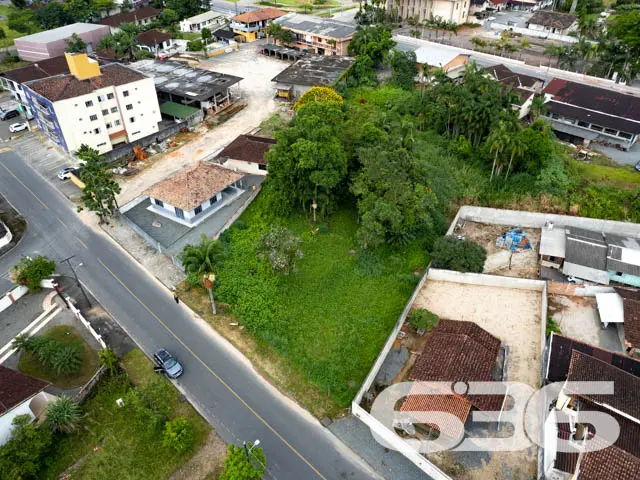 AMPLO TERRENO À VENDA NO CENTRO DE GARUVA
Este é