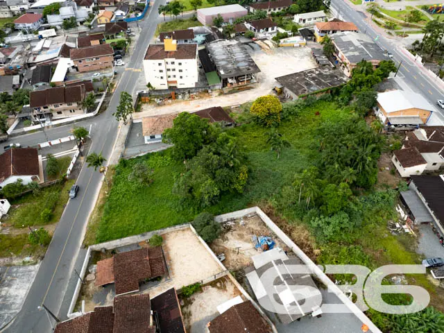 AMPLO TERRENO À VENDA NO CENTRO DE GARUVA
Este é