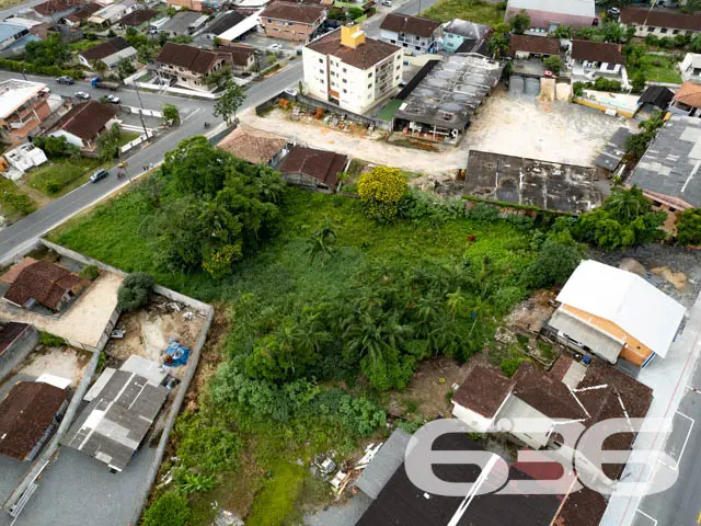AMPLO TERRENO À VENDA NO CENTRO DE GARUVA
Este é