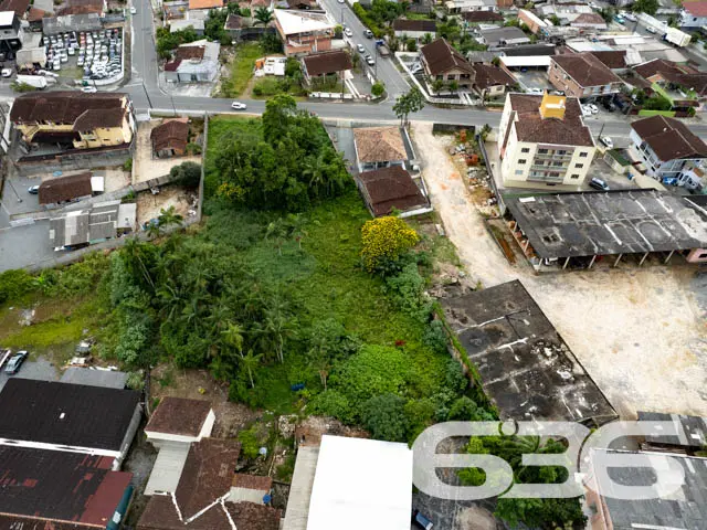 AMPLO TERRENO À VENDA NO CENTRO DE GARUVA
Este é