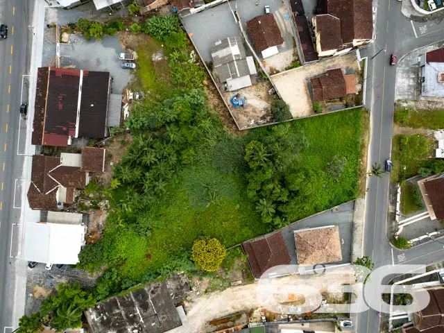 AMPLO TERRENO À VENDA NO CENTRO DE GARUVA
Este é