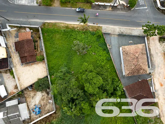 AMPLO TERRENO À VENDA NO CENTRO DE GARUVA
Este é