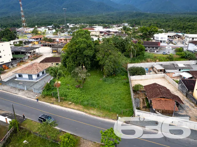AMPLO TERRENO À VENDA NO CENTRO DE GARUVA
Este é