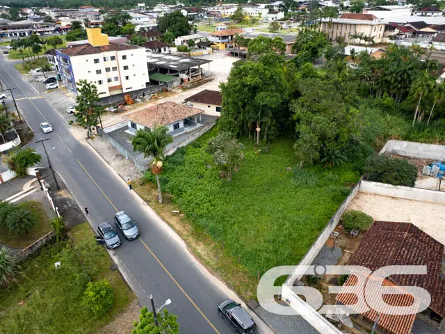 AMPLO TERRENO À VENDA NO CENTRO DE GARUVA
Este é