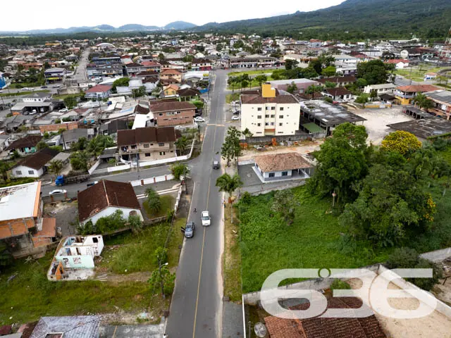 AMPLO TERRENO À VENDA NO CENTRO DE GARUVA
Este é