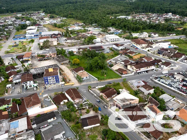AMPLO TERRENO À VENDA NO CENTRO DE GARUVA
Este é