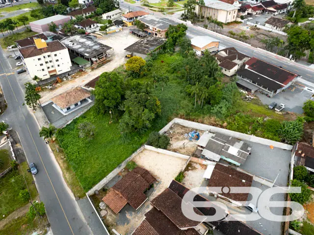 AMPLO TERRENO À VENDA NO CENTRO DE GARUVA
Este é