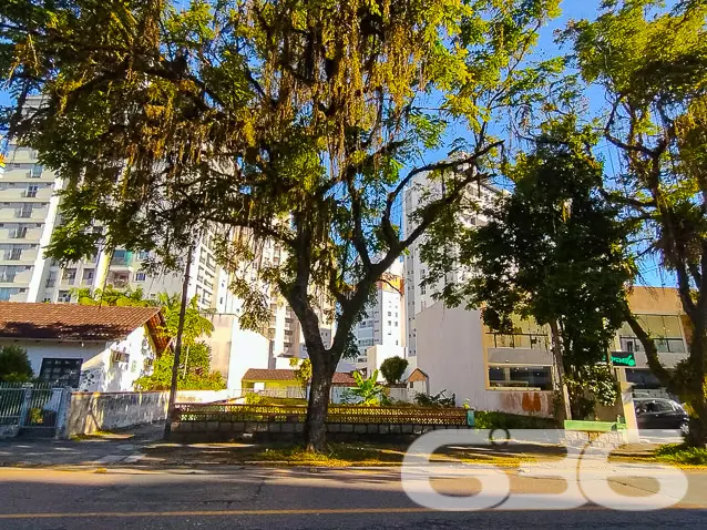TERRENO À VENDA EM EXCELENTE LOCALIZAÇÃO NO BAIRRO