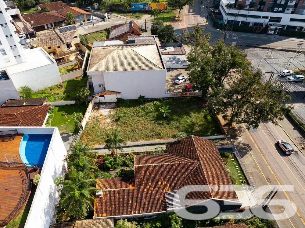 TERRENO À VENDA EM EXCELENTE LOCALIZAÇÃO NO BAIRRO