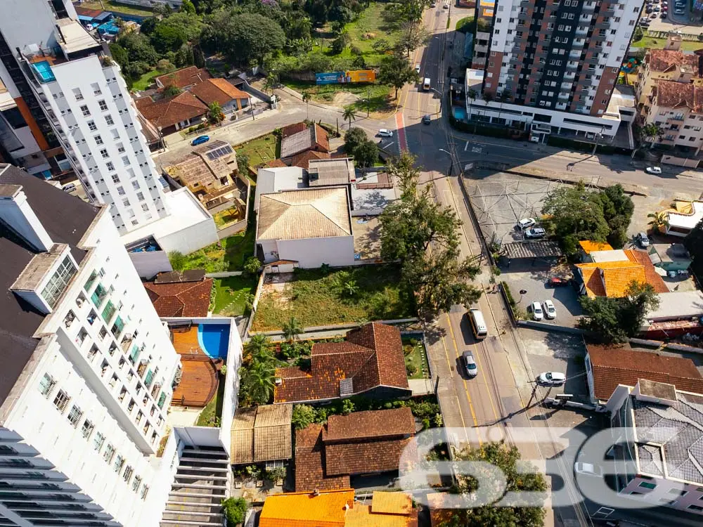 TERRENO À VENDA EM EXCELENTE LOCALIZAÇÃO NO BAIRRO