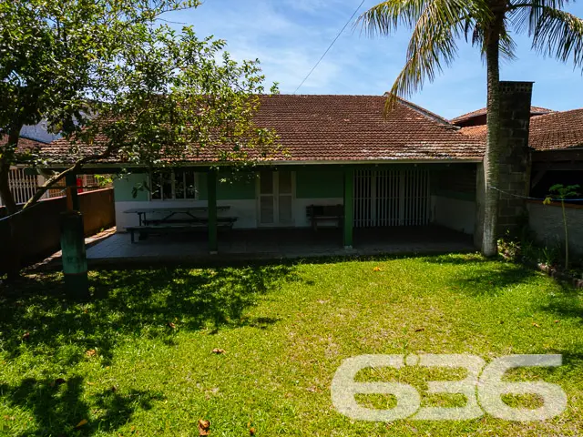 VENDE-SE RESIDÊNCIA COM SUÍTE + 2 DORMITÓRIOS NO C