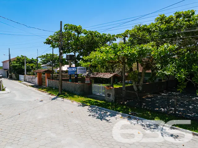 VENDE-SE RESIDÊNCIA COM SUÍTE + 2 DORMITÓRIOS NO C
