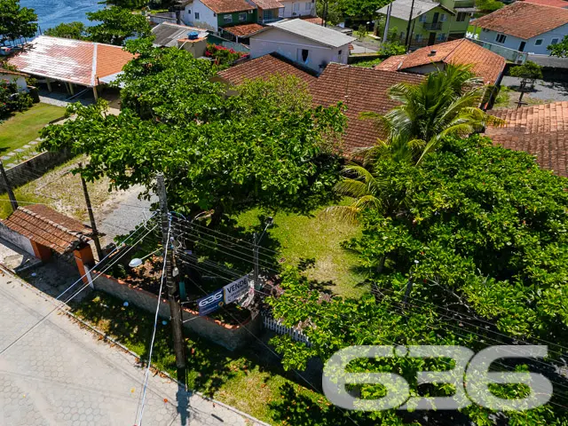 VENDE-SE RESIDÊNCIA COM SUÍTE + 2 DORMITÓRIOS NO C