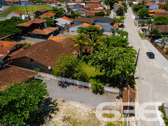 VENDE-SE RESIDÊNCIA COM SUÍTE + 2 DORMITÓRIOS NO C