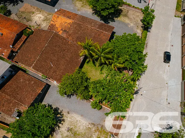 VENDE-SE RESIDÊNCIA COM SUÍTE + 2 DORMITÓRIOS NO C