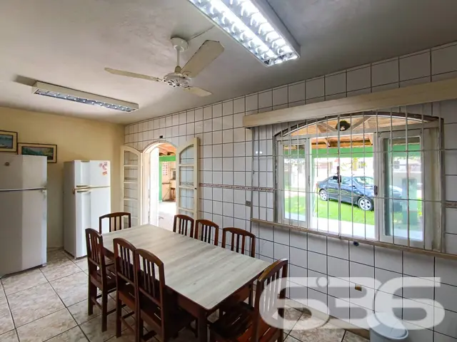 VENDE-SE RESIDÊNCIA COM SUÍTE + 2 DORMITÓRIOS NO C