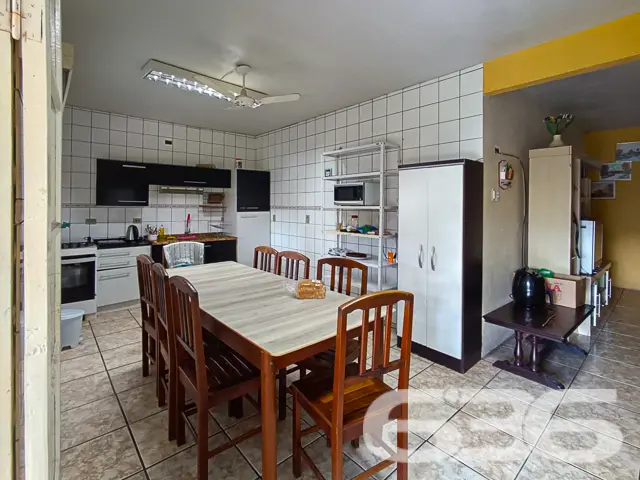 VENDE-SE RESIDÊNCIA COM SUÍTE + 2 DORMITÓRIOS NO C
