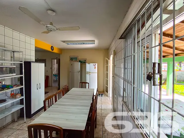 VENDE-SE RESIDÊNCIA COM SUÍTE + 2 DORMITÓRIOS NO C