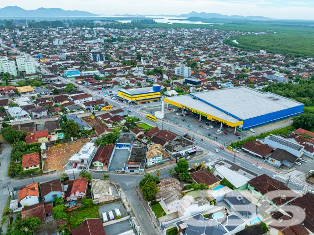 Localizado no charmoso bairro Boa Vista, este terr